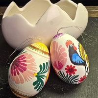 hoenseaeg-papirklip-hane-blomster-glade-farver-limet-paa-gammel-paaskepynt